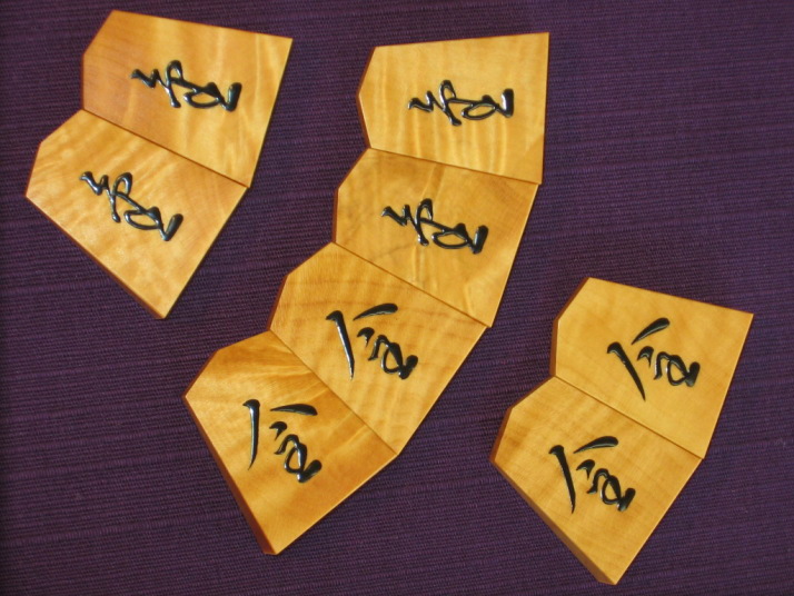 ▲美玉作源兵衛清安薩摩黄楊稲妻杢盛上将棋駒▲新品/桐製平箱付 △美玉作水無瀬本黄楊赤杢盛上将棋駒△新品⁄桐製