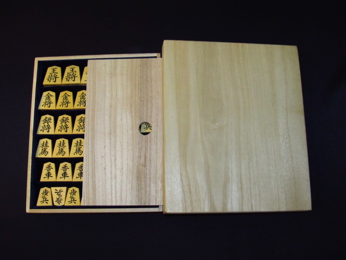 ▲蛍雪作宗歩好島黄楊孔雀杢盛上将棋駒▲新品/桐製平箱付 △蛍雪作宗歩好島黄楊虎斑盛上将棋駒△新品&frasl;桐製平箱付