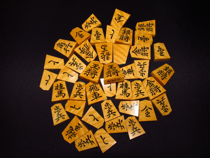 大竹竹風作　御蔵ツゲ　薄い斑入り柾目系　長禄書　彫り駒. | 盛上将棋駒 大竹竹風作 御蔵島産本黄楊 天然木 虎斑 菱湖書