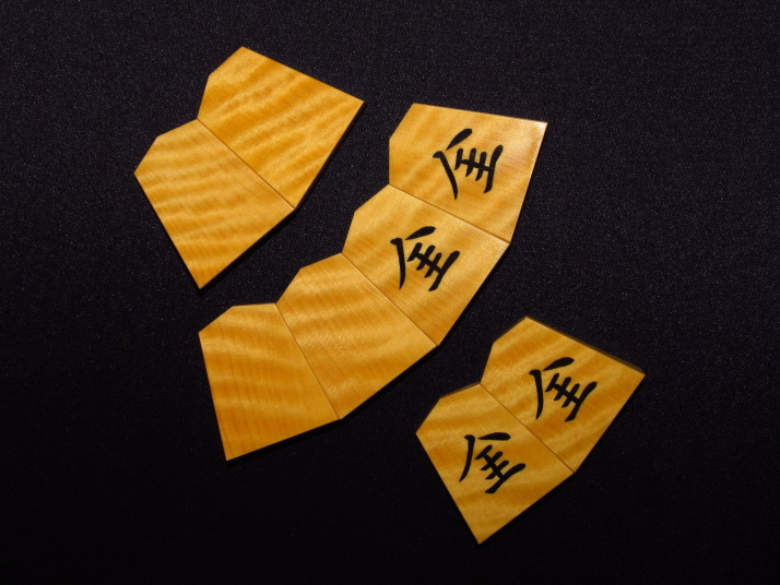 大竹竹風作　御蔵ツゲ　薄い斑入り柾目系　長禄書　彫り駒. | 盛上将棋駒 大竹竹風作 御蔵島産本黄楊 天然木 虎斑 菱湖書