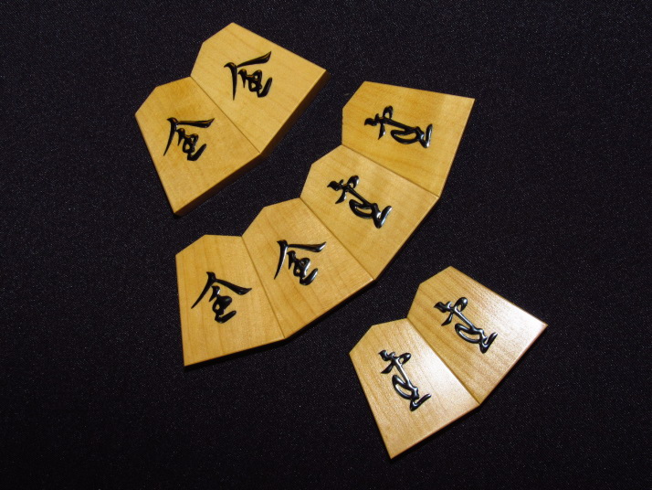 ▲正虎作宗歩好島黄楊上柾目盛上将棋駒▲新品桐製平箱付 正虎作宗歩好島黄楊虎斑盛上将棋駒 新品⁄桐製平箱付(KS129) トウシン盤