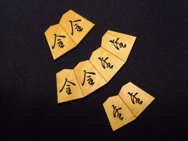 ▲美玉作源兵衛清安薩摩黄楊稲妻杢盛上将棋駒▲新品/桐製平箱付 △美玉作水無瀬本黄楊赤杢盛上将棋駒△新品⁄桐製