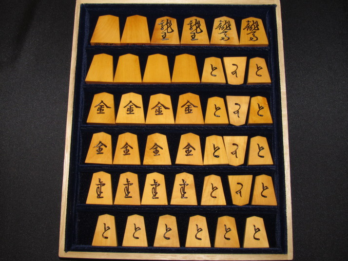 貴重▲宮松影水作山華石島黄楊彫将棋駒▲宮松美水直筆揮毫ガラス内蓋展示用高級桐平箱 宮松影水作巻菱湖島黄楊赤柾盛上将棋駒 使用品(K439) トウシン盤駒店