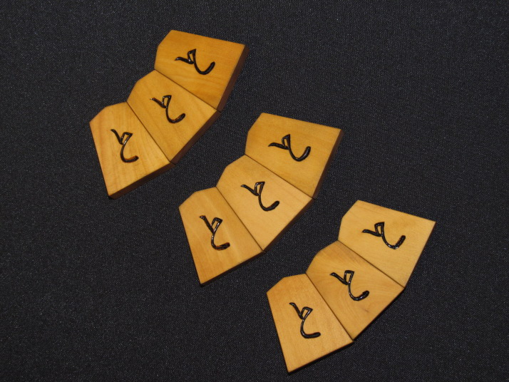 貴重▲宮松影水作山華石島黄楊彫将棋駒▲宮松美水直筆揮毫ガラス内蓋展示用高級桐平箱 宮松影水作巻菱湖島黄楊赤柾盛上将棋駒 使用品(K439) トウシン盤駒店