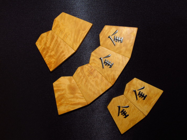 ▲美玉作源兵衛清安薩摩黄楊稲妻杢盛上将棋駒▲新品/桐製平箱付 △美玉作水無瀬本黄楊赤杢盛上将棋駒△新品⁄桐製