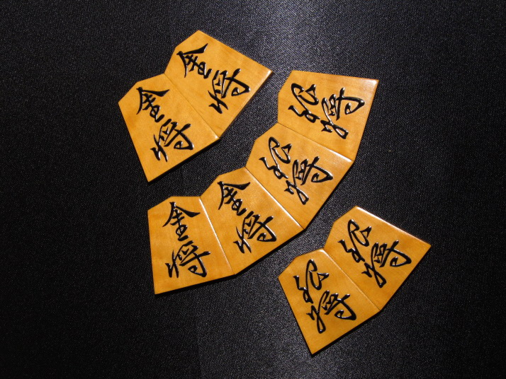 将棋・宮松影水作・関根名人書・島黄楊杢の盛上駒と升田幸三直筆署名駒箱・未使用品  宮松影水作鵞堂島黄楊赤柾盛上将棋駒&frasl;桐平箱 使用品(K699) トウシン盤