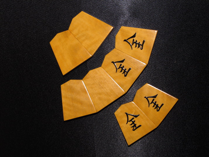 貴重▲宮松影水作山華石島黄楊彫将棋駒▲宮松美水直筆揮毫ガラス内蓋展示用高級桐平箱 宮松影水作巻菱湖島黄楊赤柾盛上将棋駒 使用品(K439) トウシン盤駒店