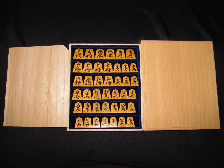 貴重▲宮松影水作山華石島黄楊彫将棋駒▲宮松美水直筆揮毫ガラス内蓋展示用高級桐平箱 宮松影水作巻菱湖島黄楊赤柾盛上将棋駒 使用品(K439) トウシン盤駒店