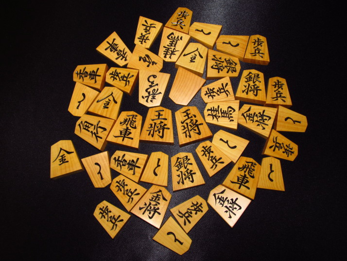 ▲江陽作巻菱湖島黄楊根杢彫埋将棋駒▲桐製平箱付 △一舟作巻菱湖島黄楊上柾目彫将棋駒△未