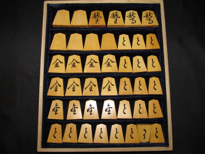 ▲江陽作巻菱湖島黄楊根杢彫埋将棋駒▲桐製平箱付 △一舟作巻菱湖島黄楊上柾目彫将棋駒△未