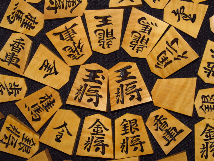 山峯作・中彫・黄楊将棋駒・本砥ぎ仕上カスタマイズ作品・角箱入り・駒 