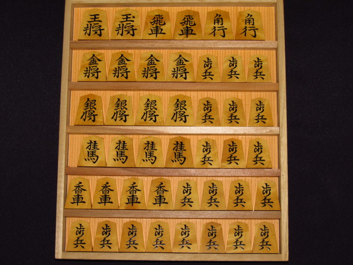 富月作宗歩好島黄楊根杢盛上将棋駒 ヤフーオークション ヤフオク 出品代行 トウシン 囲碁 将棋 【富月作 水無瀬島黄楊 根杢盛上駒】丸八碁盤店