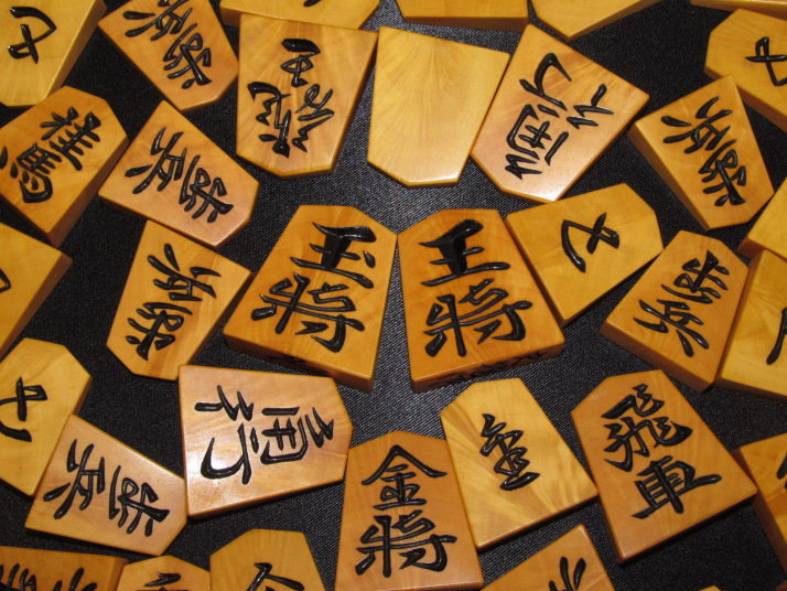 深彫り】若水作・蜀紅・薩摩黄楊・孔雀杢・将棋駒・彫駒・平箱入り
