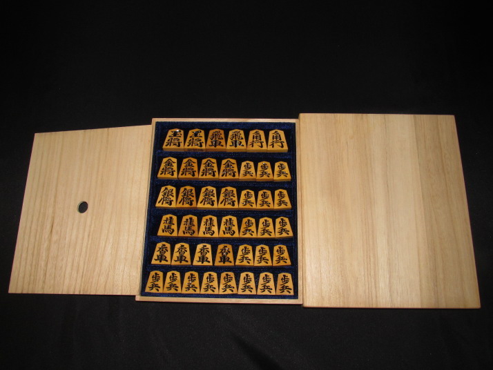 ▲江陽作巻菱湖島黄楊根杢彫埋将棋駒▲桐製平箱付 △一舟作巻菱湖島黄楊上柾目彫将棋駒△未